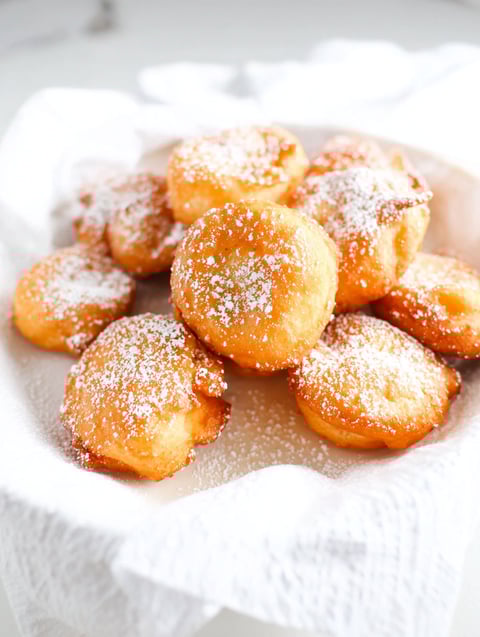 A plate of powdered donuts.