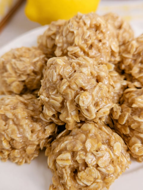 A plate of oatmeal cookies.